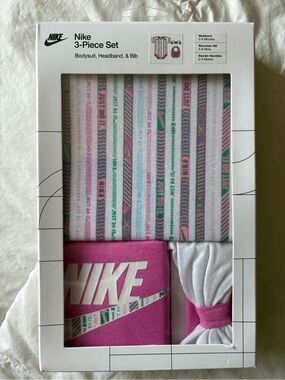 Nike Newborn 3-Piece Set - Pink, White, Green
